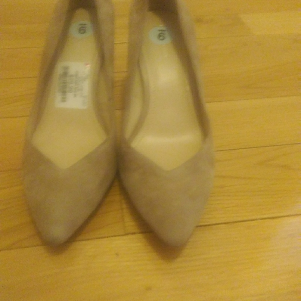 BCBG size 9 sexy suede 4 inch heel